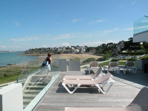  terrasse de l'Hôtel Novotel avec transats